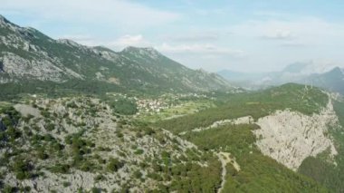 Hırvatistan 'ın dağlarının manzarasının havadan görünüşü. Dağ sıraları çam ormanlarıyla kaplıdır. Yüksek kalite 4k görüntü