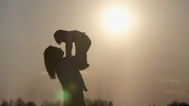 Мать Стлюет Бросает Своего Ребенка Руки Закате Счастливая Семья Материнская — стоковое видео
