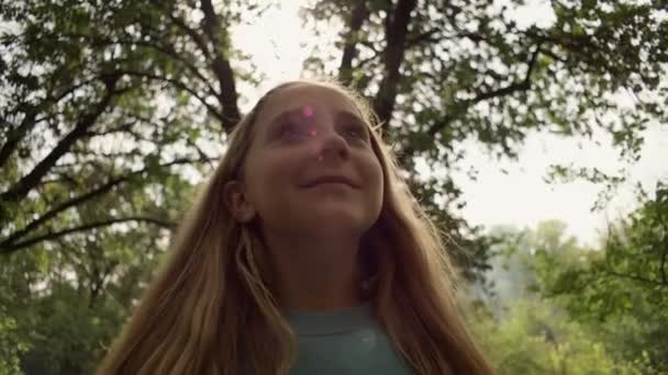 Κοντινό Πλάνο Του Προσώπου Των Κοριτσιών Στο Δάσος Φύση Είναι — Αρχείο Βίντεο