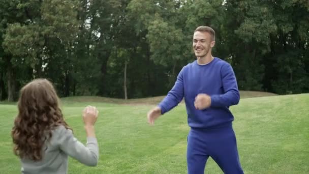 Een Familie Speelt Samen Volleybal Het Park Actieve Manier Van — Stockvideo