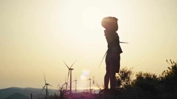 Silueta Niño Mirando Parque Eólico Atardecer Turbinas Eólicas Extracción Electricidad — Vídeo de stock