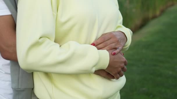 Hombre Abraza Una Mujer Parque Una Pareja Romántica Enamorada Juntos — Vídeos de Stock