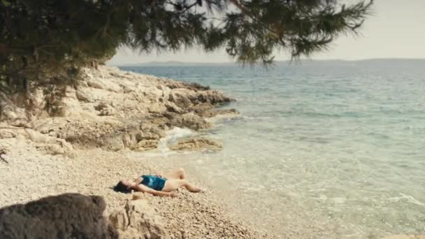 Una Ragazza Costume Bagno Prende Sole Una Spiaggia Esotica Vicino — Video Stock