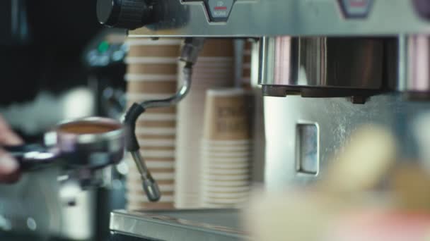 Бариста Вставляє Конус Кавою Професійну Машину Процес Приготування Капучино Або — стокове відео
