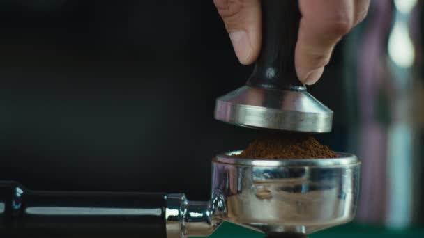 Primer Plano Las Manos Los Baristas Apisonando Café Cono Vídeo — Vídeo de stock