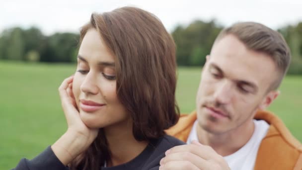 Couple Romantique Amoureux Lors Rendez Vous Dans Parc Garçon Une — Video