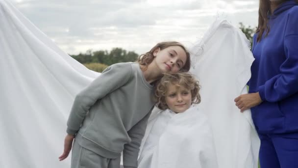 Närbild Barn Som Har Roligt Picknick Lycklig Familj Vilar Tillsammans — Stockvideo