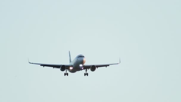 Samolot Pasażerski Przylatuje Lądowanie Filmik Samolotu Lądującego Lecącego Niebie Wysokiej — Wideo stockowe
