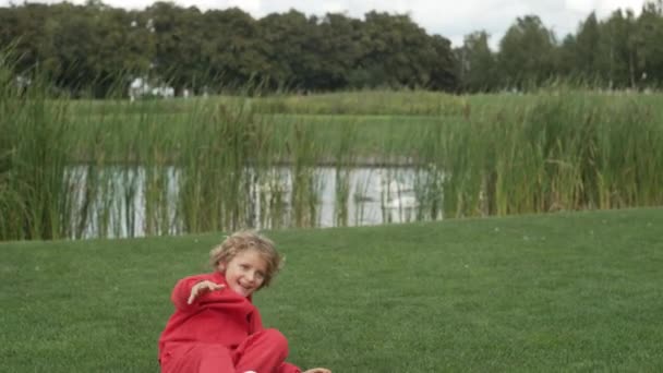 Ragazzo Sta Divertendo Nel Parco Sull Erba Bambino Sorridente Felice — Video Stock