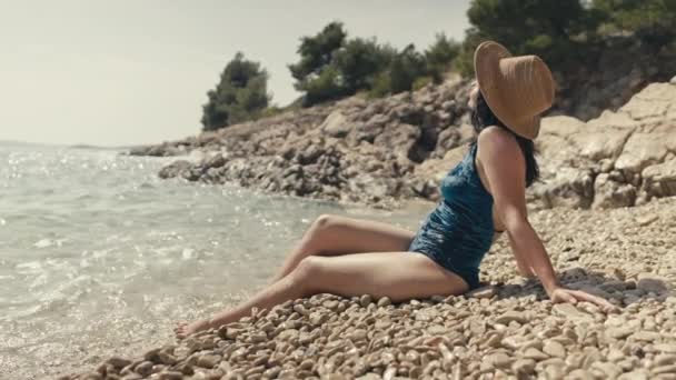 Dziewczyna Stroju Kąpielowym Promieniuje Patrzy Fale Oceanu Piękna Kobieta Wakacjach — Wideo stockowe