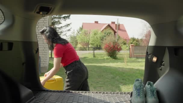 Eine Frau Legt Koffer Den Kofferraum Eines Autos Das Mädchen — Stockvideo