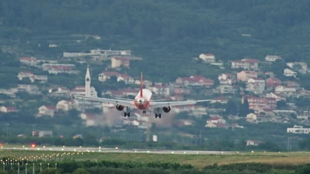 Een Passagiersvliegtuig Landt Tegen Achtergrond Van Stad Stadsgezicht Met Aankomst — Stockvideo