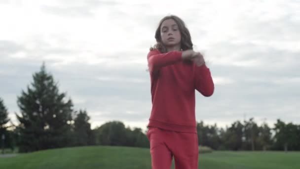 Evropská Puberťačka Tančí Parku Šťastná Usmívající Dívka Tančí Životní Styl — Stock video