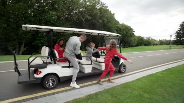 Famiglia Scende Dal Golf Cart Campo Genitori Felici Bambini Vanno — Video Stock