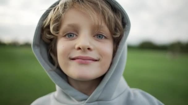 Кавказький Хлопець Який Посміхається Перед Камерою Спосіб Життя Дитини Капюшоні — стокове відео