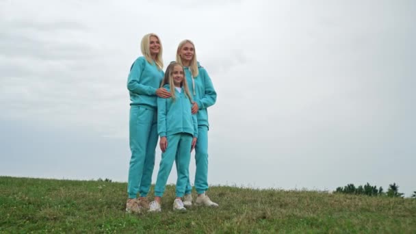 Бабуся Дочка Онука Позують Фото Три Покоління Жінок Сфотографувалися Парку — стокове відео