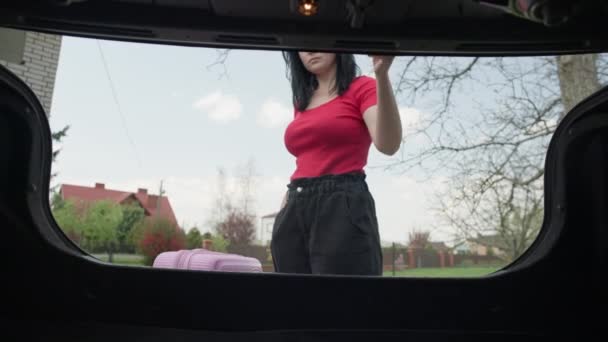 Bir Kadın Bagaja Bavul Koyar Kız Seyahate Çıkıyor Bavulunu Arabaya — Stok video