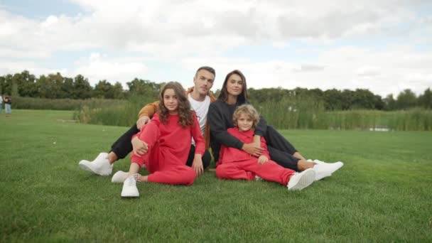 Familie Zit Samen Het Gras Het Park Ouders Kinderen Brengen — Stockvideo