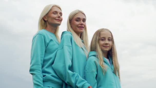 Tre Generationer Kvinnor Familjen Mor Dotter Och Barnbarn Ler Tillsammans — Stockvideo