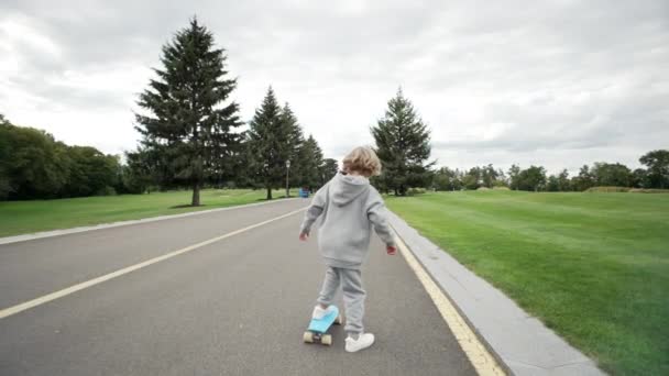 Ragazzo Impara Pattinare Nel Parco Bambino Trascorre Attivamente Tempo Praticare — Video Stock