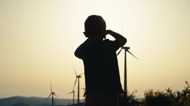 Sylwetka Chłopca Patrzącego Farmę Wiatrową Zachodzie Słońca Dziecko Bada Źródła — Wideo stockowe