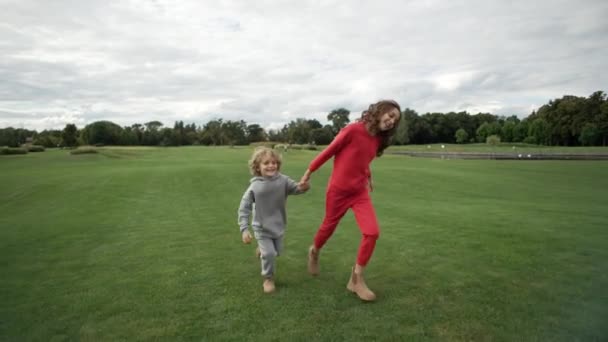 Stile Vita Fratello Sorella Che Corrono Nel Parco Tenendosi Mano — Video Stock