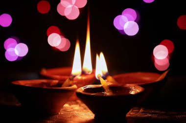 Mutlu Diwali - Diwali kutlamaları sırasında yanan renkli kil diya lambaları.