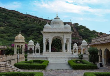 Maharaja Sawai Mansingh II ve mermerden yapılmış ailesi için muhteşem bir anıt manzarası. Gatore Ki Chhatriyan, Jaipur, Rajasthan, Hindistan.