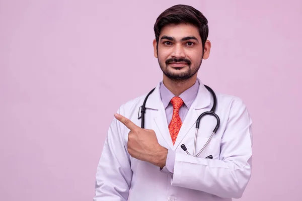 Joven Médico Mostrando Poco Espacio Vacío Para Texto Mano Sobre —  Fotos de Stock