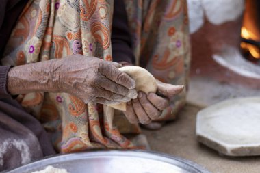 Üst düzey kadın el yapımı chapati. seçici odak 