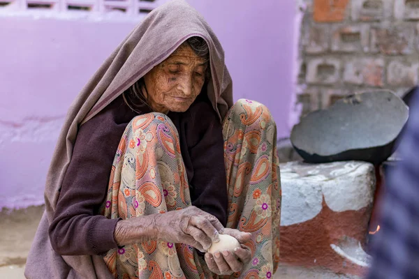Une Femme Âgée Indienne Faisant Nourriture Pour Famille Dans Rajasthan Photos De Stock Libres De Droits