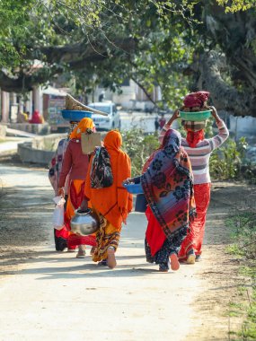 Jaipur, Rajasthan, Hindistan - 25 Ocak 2022: Mnrega Kadınları işten eve gidiyor.