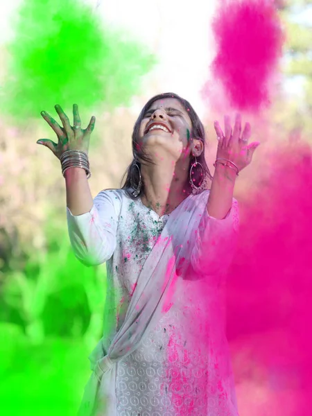 Ritratto Felice Ragazza Indiana Che Celebra Holi Con Colori Polvere — Foto Stock