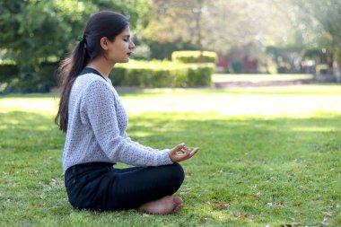 Kadın yoga ve meditasyon yapıyor..