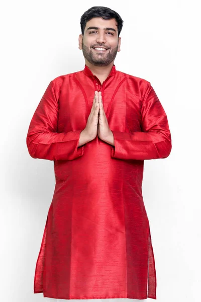 一幅穿着传统服装的印第安男子的画像 以欢迎的姿态摆姿势 纳马斯特 — 图库照片