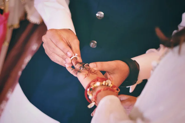 Wearing Ring Engagement Ceremony — Stockfoto