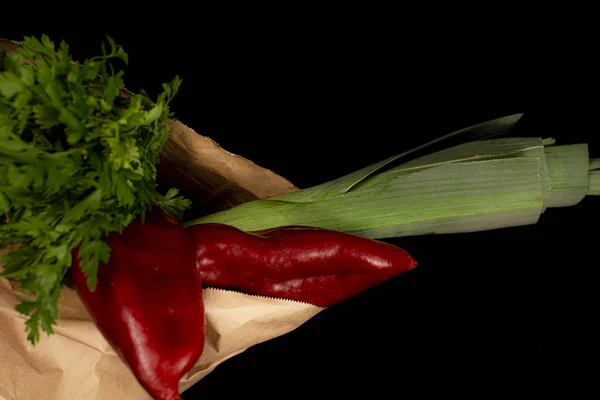 Papier Torba Spożywcza Świeżymi Warzywami Pory Czerwony Papryka Pietruszka Leżą — Zdjęcie stockowe