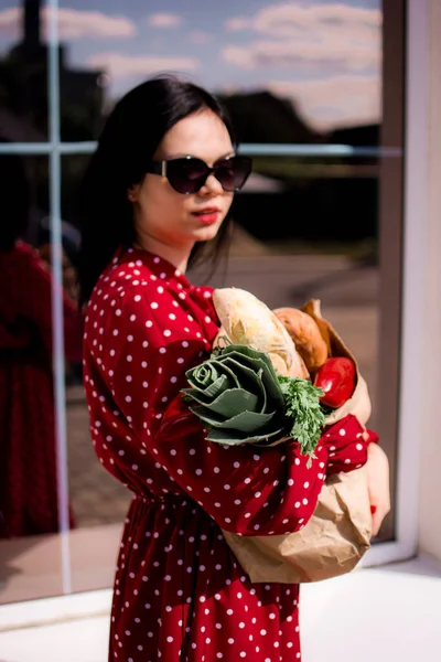 Glad Livsmedelsbutik Shoppare Porträtt Vacker Traditionell Vit Kvinna Röd Klänning — Stockfoto
