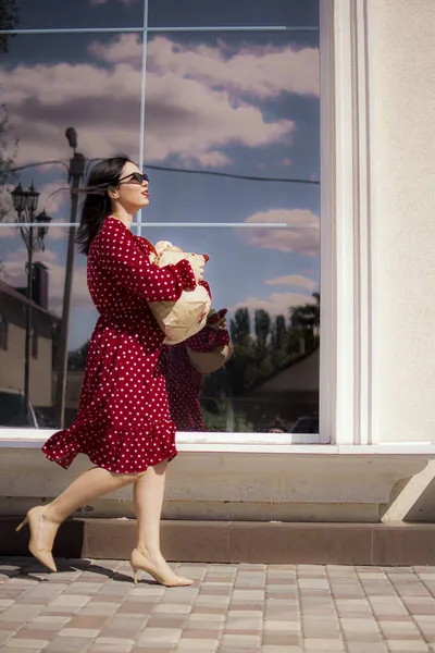 Glücklicher Einkäufer Porträt Der Schönen Traditionellen Weißen Frau Rotem Kleid — Stockfoto