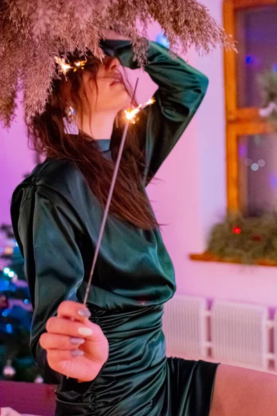 Una Joven Árbol Navidad Con Champán Regalos Sus Manos —  Fotos de Stock