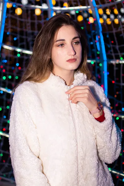 Une Fille Vêtue Manteau Gants Tient Sous Sapin Noël Décoré — Photo