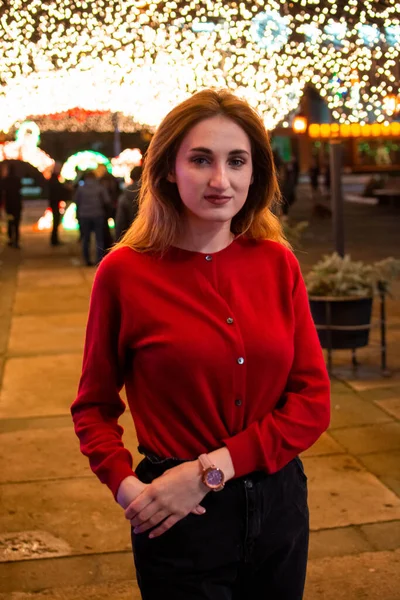 Une Fille Vêtue Manteau Gants Tient Sous Sapin Noël Décoré — Photo