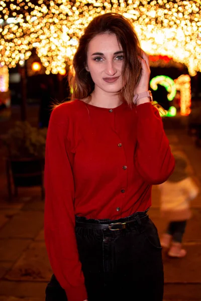 Una Niña Con Abrigo Guantes Está Bajo Árbol Navidad Decorado — Foto de Stock