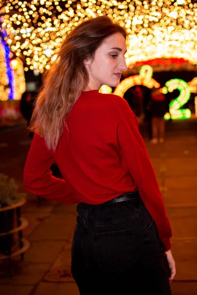 Dívka Kabátě Rukavicích Stojí Pod Vánočním Stromečkem Zdobeným Světly Nový — Stock fotografie