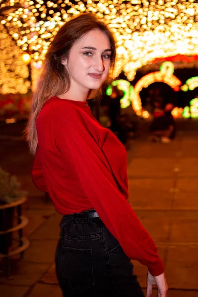 Una Niña Con Abrigo Guantes Está Bajo Árbol Navidad Decorado — Foto de Stock