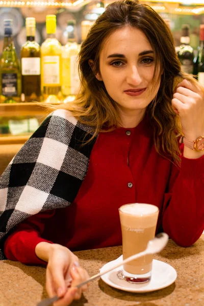 Gyönyörű Aranyos Lány Kávézóban Közel Ablakhoz Mosolygós Kávéval — Stock Fotó