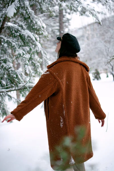 Dziewczyna Ulicy Zimie Pada Śnieg Rękach Dziewczyny Rękawiczkach Zima 2022 — Zdjęcie stockowe