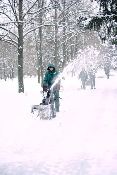 男は冬の雪嵐の後に雪のシャベルを削除します — ストック写真