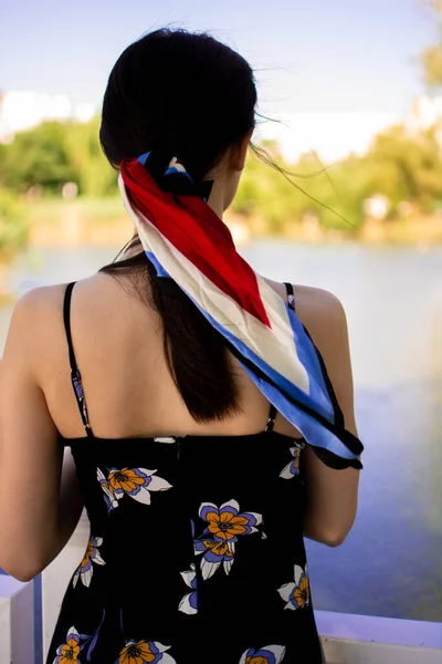 Fröhliche Junge Schöne Frau Liegt Draußen Auf Grünem Gras Stadtpark — Stockfoto