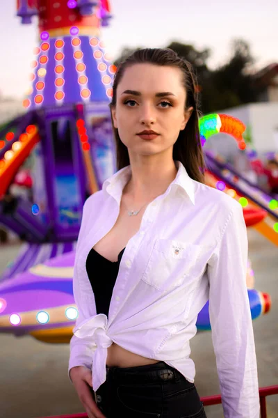 遊園地の白いシャツの少女 ポートレートショットブルネット女の子オン遊園地の背景 — ストック写真